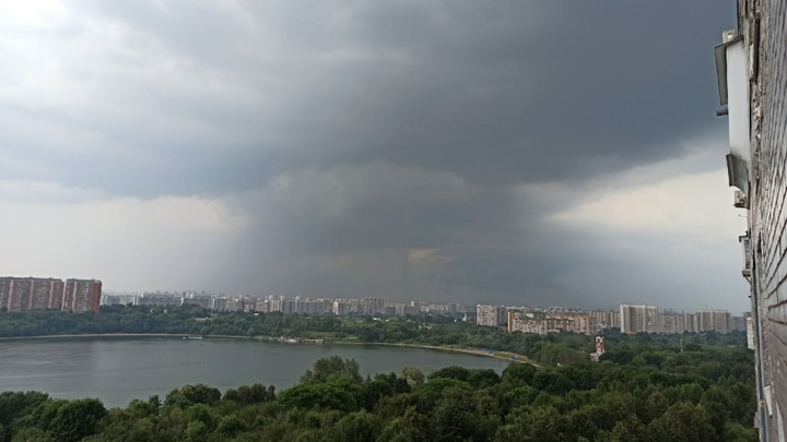 Залповые ливни и мозаичный град: Москвичей предупредили об арктическом вторжении