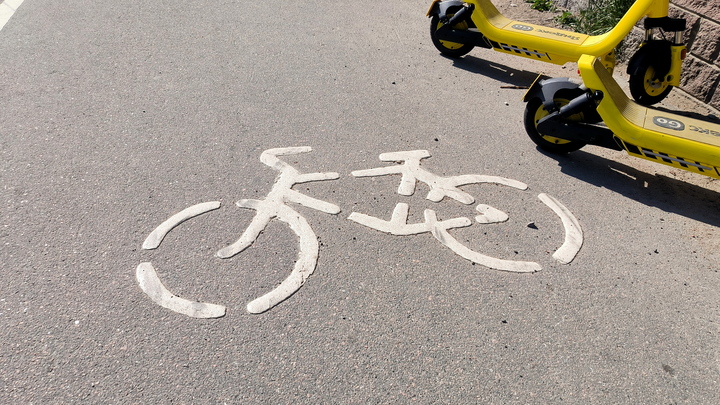 В Сочи неизвестный на электросамокате сбил пенсионерку и скрылся