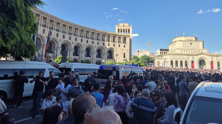 Протестующие в Ереване перекрыли перекрёсток у здания Национального собрания