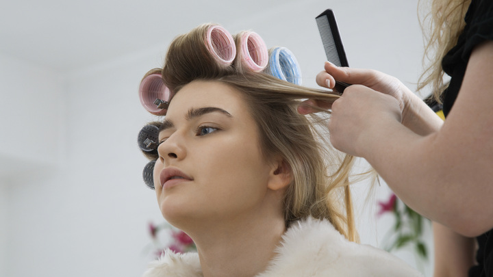 Парикмахер заразил семь семей: Каждый второй контактировавший теперь с COVID-19