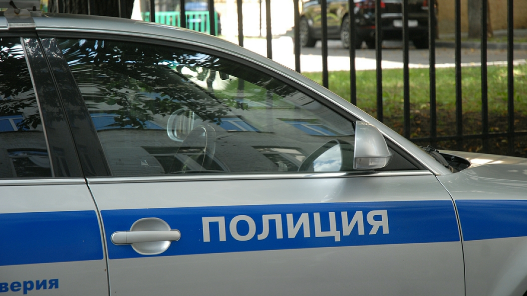 Иностранец со стеклом накинулся на русского полицейского - видео случившегося Иностранец со стеклом накинулся на русского полицейского - видео случившегося