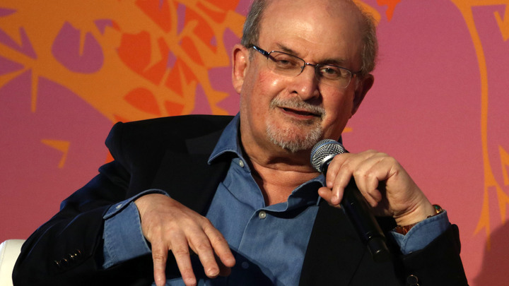 Кто такой Салман Рушди, писатель, на которого напали во время лекции