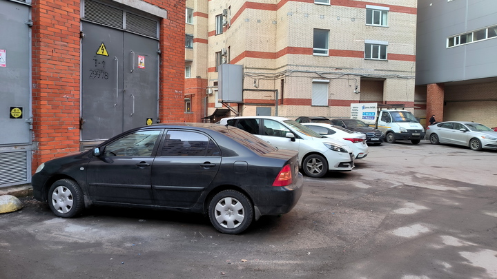 В уральском городе бетонная стена раздавила припаркованный автомобиль