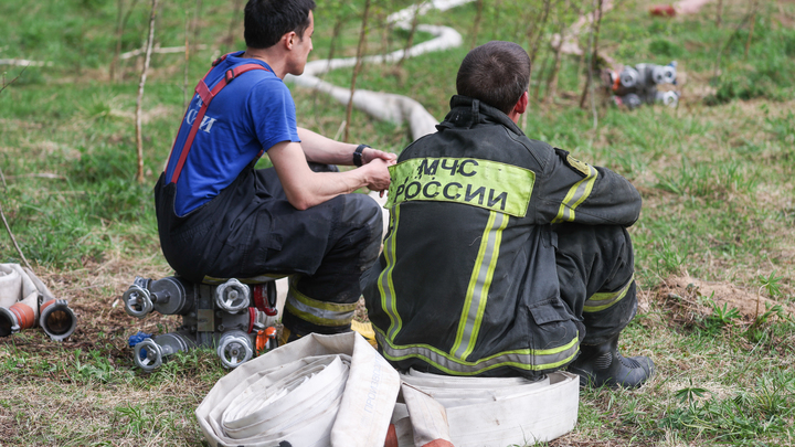 В Азове горит резервуар с нефтепродуктами: Губернатор сообщил, что известно к этому часу