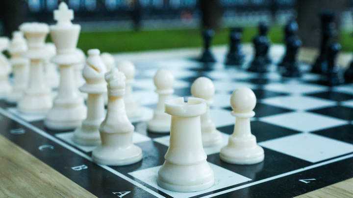 В Дагестане шахматистка разлила ртуть на доске своей противницы