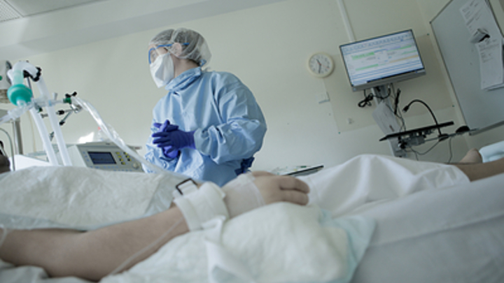 Почему коронавирус бьёт по молодым? Сенатор напомнил о 1990-х и ножках Буша