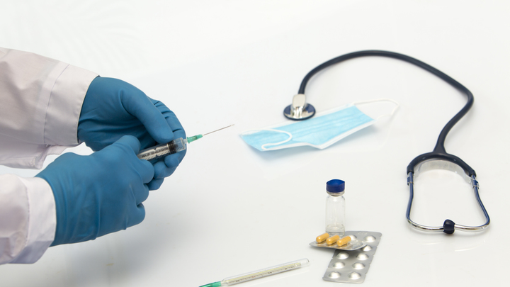 В Минздраве отказались делать послабления для привитых от COVID и поспорили с Гинцбургом