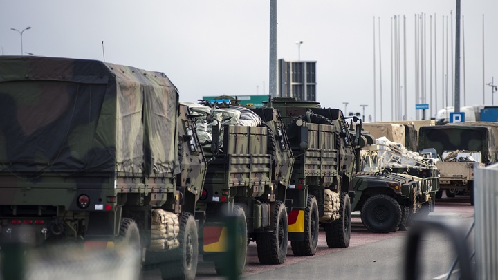 Польша стягивает к границам Белоруссии военную технику: Очевидцы засняли колонну