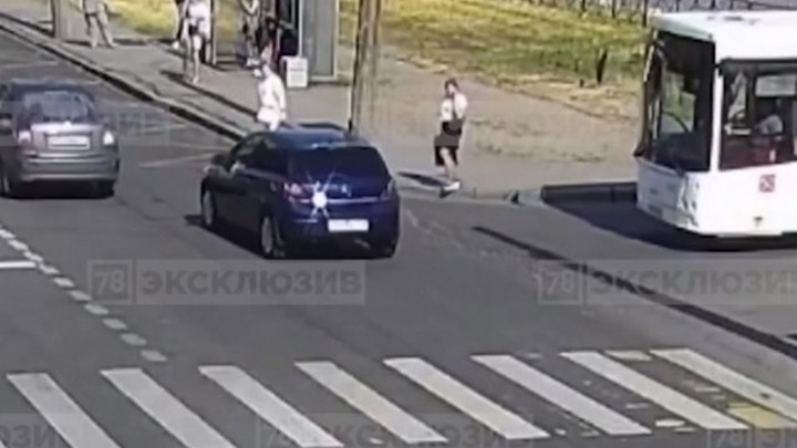 Женщину, попавшую под автобус на Звездной улице, увезли в больницу на Костюшко