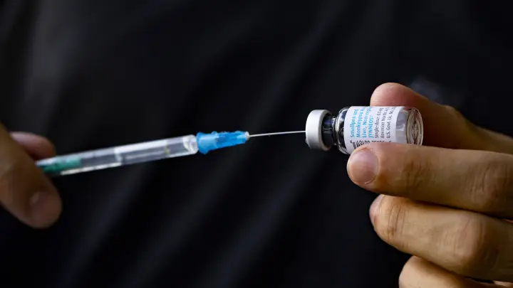 Эпидемиолог Фаворов рассказал о влиянии COVID-вакцин на онкологию