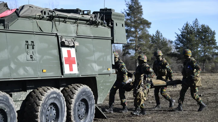 Манёвры в Эстонии закончились феерией. Скорая увезла четырёх человек