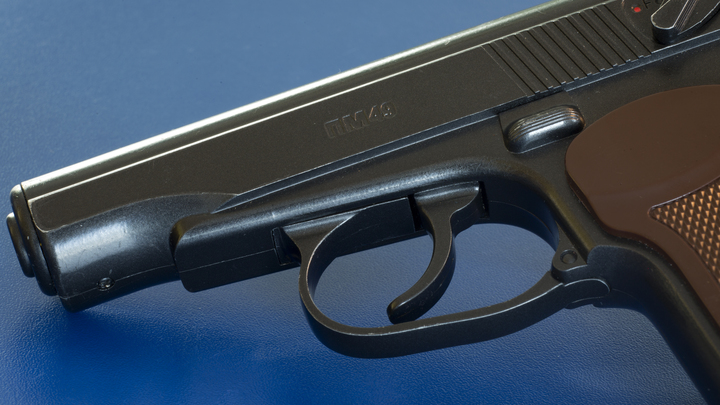 Люди бросились врассыпную: в Сочи турист устроил стрельбу на набережной