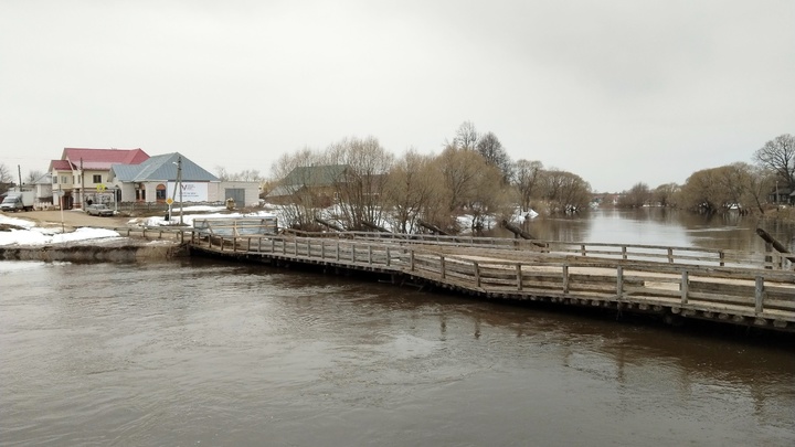 В селе Холуй Южского района на время паводка перекрыли один из мостов