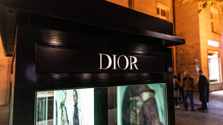 Люксовый бренд Dior зарегистрировал товарный знак в России: что это значит для покупателей
