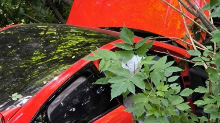 Пенсионерка на Porsche Cayenne улетела в кювет на западе Москвы