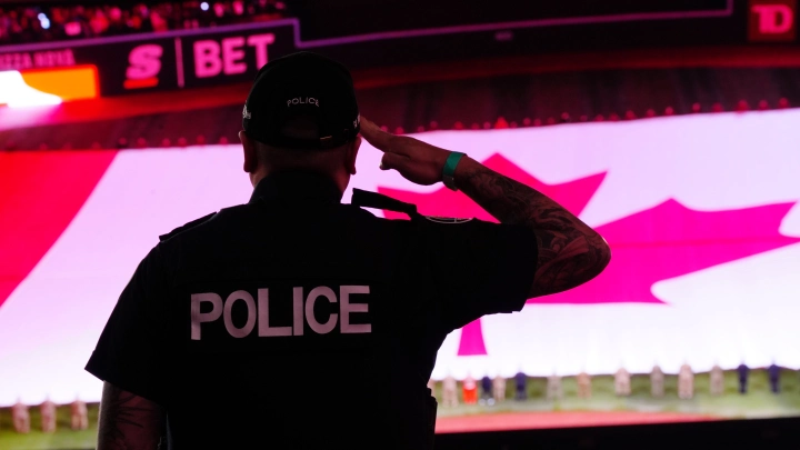 Канадские полицейские дважды переехали машиной человека при задержании