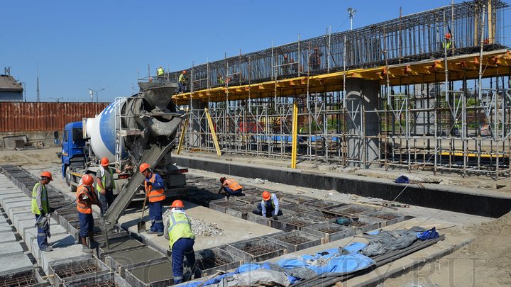 В Кургане строители готовятся к облицовке моста ЖБИ