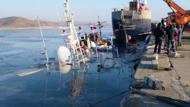 Погиб старший механик затонувшего в Приморье краболовного судна Акванавт