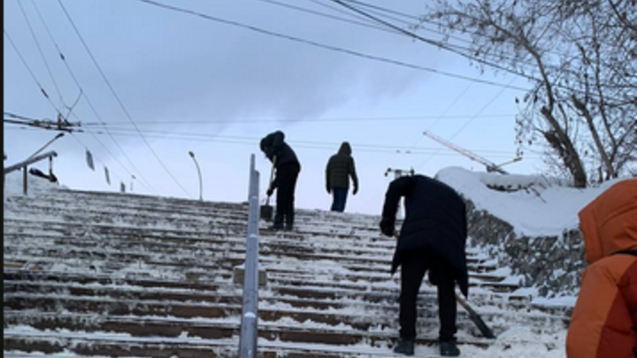 Прокуратура вынуждена контролировать уборку снега на Речном вокзале Новосибирска