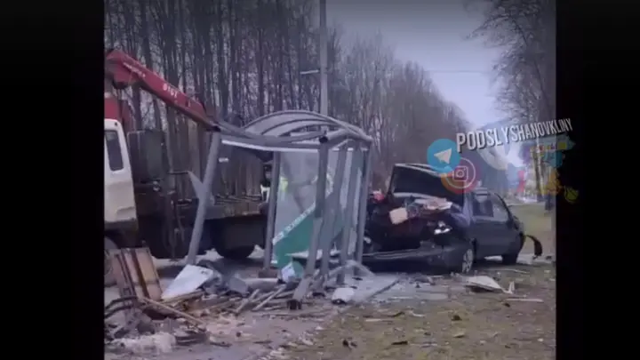 Иномарка вдребезги разнесла остановку в Клину в Подмосковье