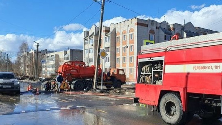 Для устранения аварии на коллекторе в Кинешме привлекли спецтехнику из Иванова