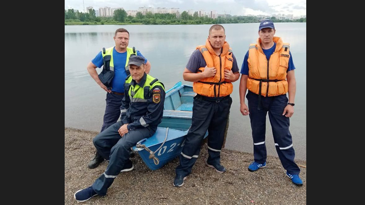 В Кемерове спасатели вытащили из воды тонущую девушку
