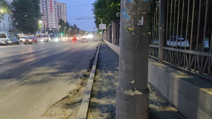 Не пройти: в Челябинске на Блюхера у проезжей части делают тротуар шириной 35 см