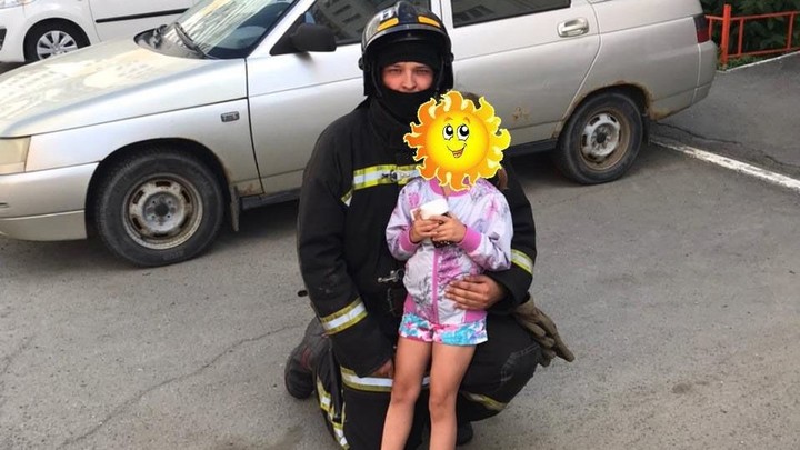 Плакала на подоконнике: в Челябинске спасатели сохранили жизнь девочки