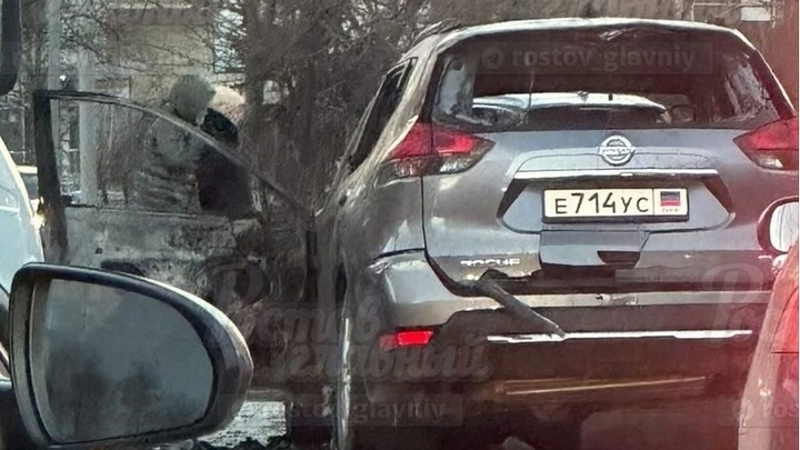 В Ростове-на-Дону на Королёва сгорел автомобиль с номерами ДНР утром 5 декабря. Видео