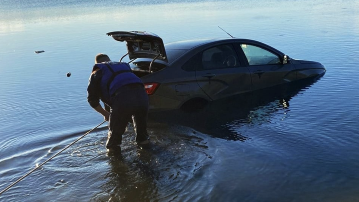 В Челябинской области отдыхающие нашли затопленный автомобиль на дне озера