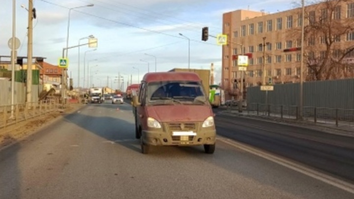 В Самаре девушка уехала с пешеходного перехода в больницу