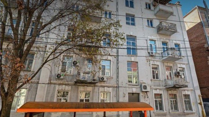 В центре Ростова на улице Советской в пятиэтажном доме обрушилось два балкона. Подробности ЧП