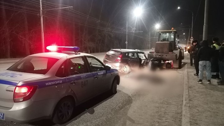 Смертельное ДТП с трактором и легковушкой произошло в Новокузнецке
