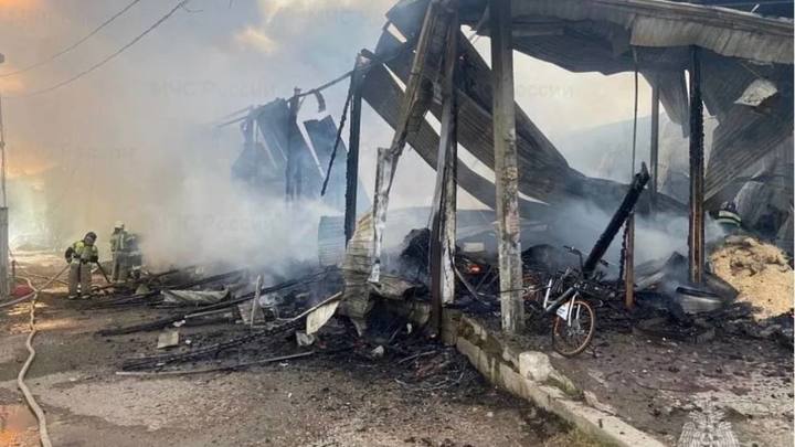 В Краснодаре магазин Светофор тушили более трёх часов