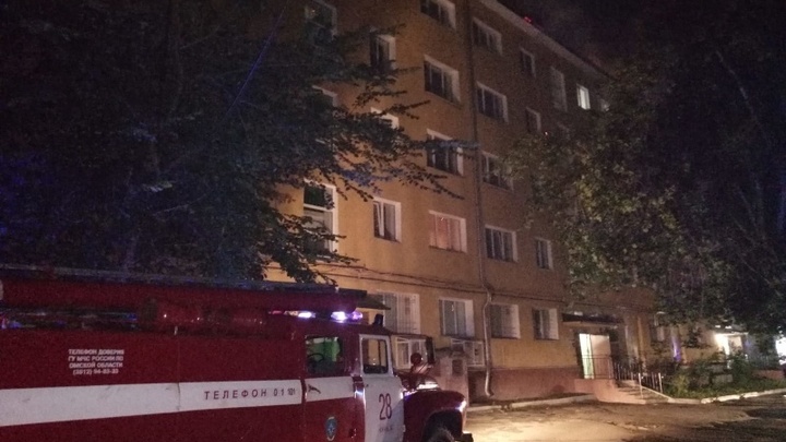 Огнеборцы МЧС потушили пожар на крыше пятиэтажки в Омске
