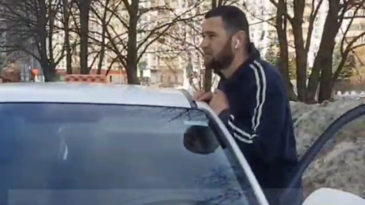 Таксист и дворники объединились против пострадавшей москвички