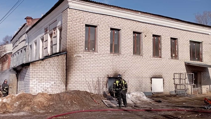В Коврове сгорела часть производства пиломатериалов