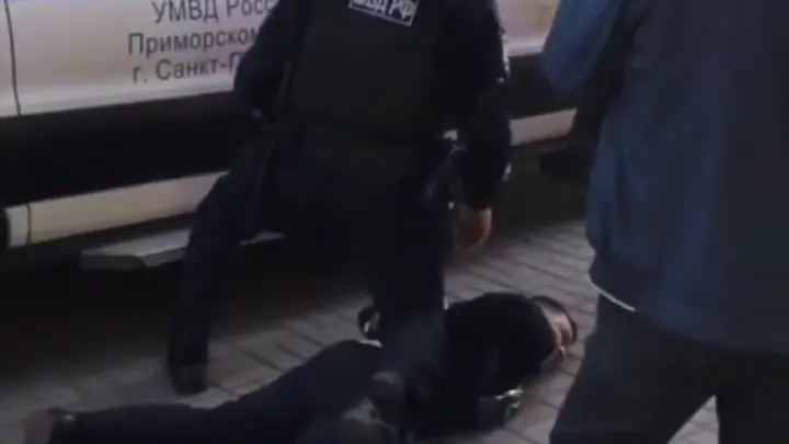 «РВ»: в Петербурге задержали мигранта, пугавшего прохожих пистолетом