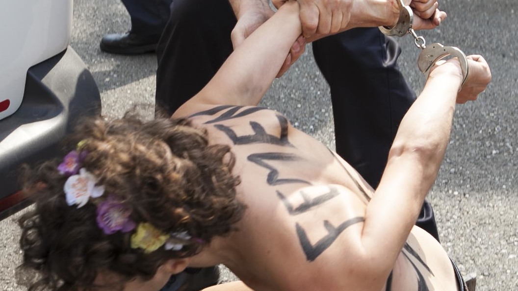 Femen решили сорвать праздничную службу в Ватикане Femen решили сорвать праздничную службу в Ватикане