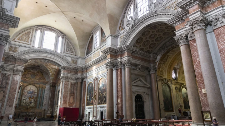 В Риме политик Кани пробил головой витраж 1932 года и попал на видео