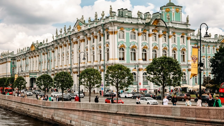 Угроза безопасности: В Санкт-Петербурге экстренно закрыли Эрмитаж
