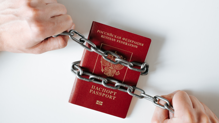 Мигрантам закрывают лазейки: кого теперь могут лишить гражданства в России