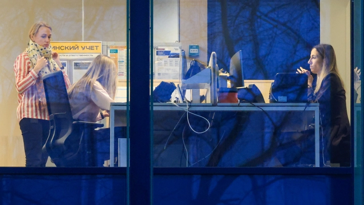 Эксперты раскрыли, когда можно и когда нельзя есть на рабочем месте