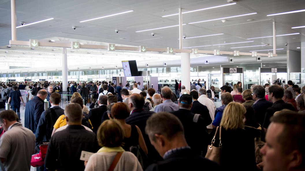 Airport отзывы. Европейцы аэропорт встреча.