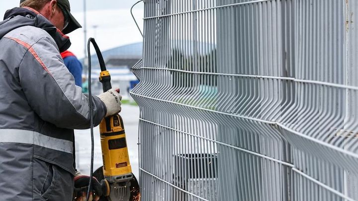 В Сириусе срезали 1,5 км заборов