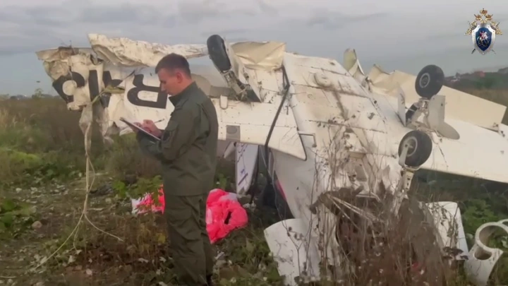 Появилось видео с места жёсткой посадки самолёта в подмосковном поле