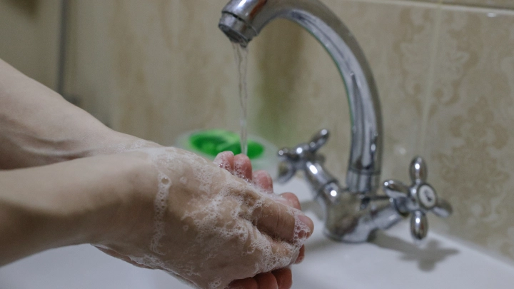 Химик Дорохов объяснил, что антисептики не заменят традиционного мытья рук мылом Химик Дорохов объяснил, что антисептики не заменят традиционного мытья рук мылом