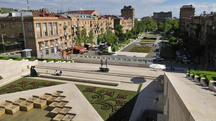 Храбрая армянка в одиночку разогнала “заукраинцев” у посольства в Ереване, оскорбивших Россию