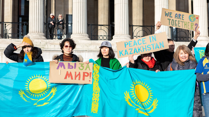 За ярким сиянием звезды Казахстана скрывалась картонная декорация - Холмогоров