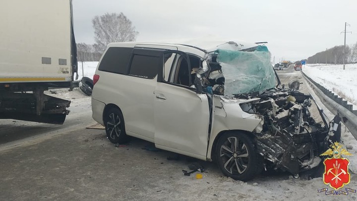 После смертельного ДТП перекрыли трассу в Кузбассе